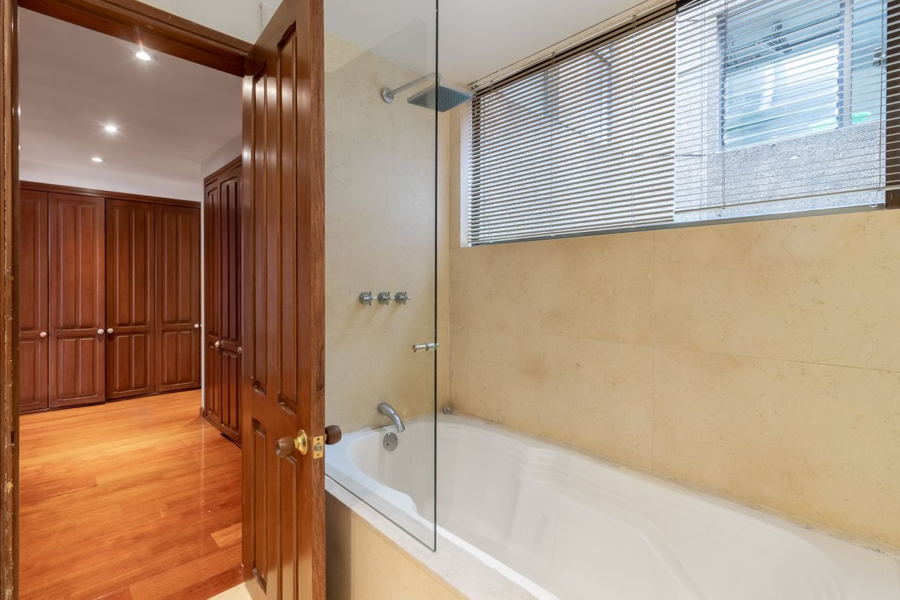 Apartment for sale or for rent in Los Rosales, Bogotá 3 Bedrooms, 226m2